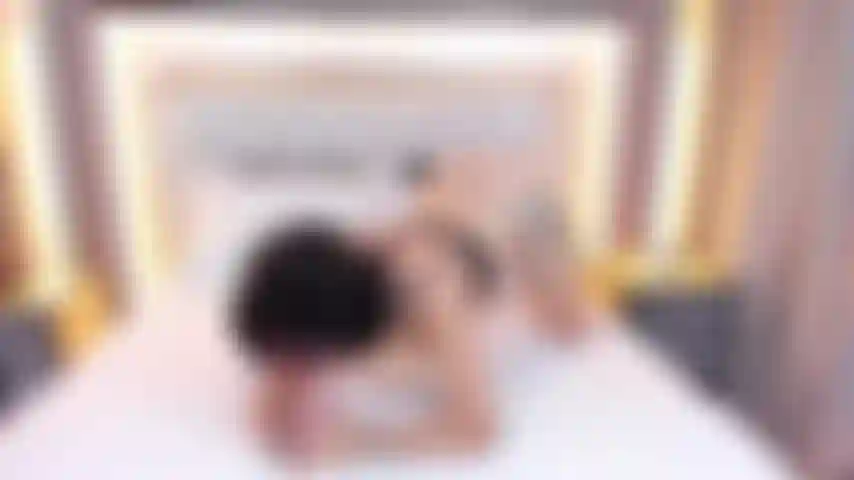 Heißer und versauter blowjob von einem tätowierten latina-mädchen, das sperma in ihrer muschi liebt!