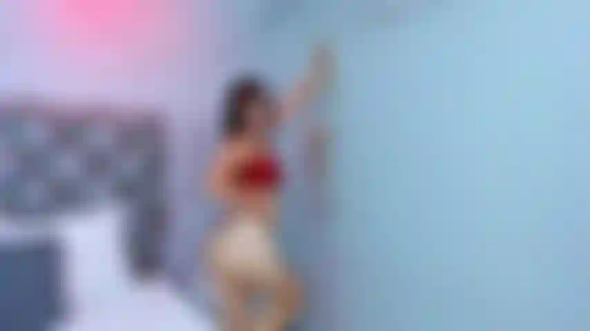 Eine sexy rothaarige befreit sich von ihrem nachbarsschwanz.