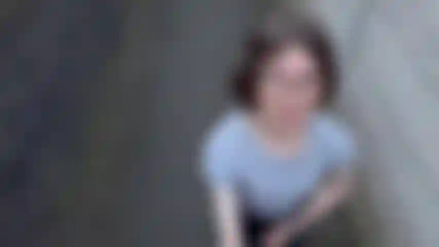 Ein freches junges transmädchen wird in einer öffentlichen gasse ungezogen.