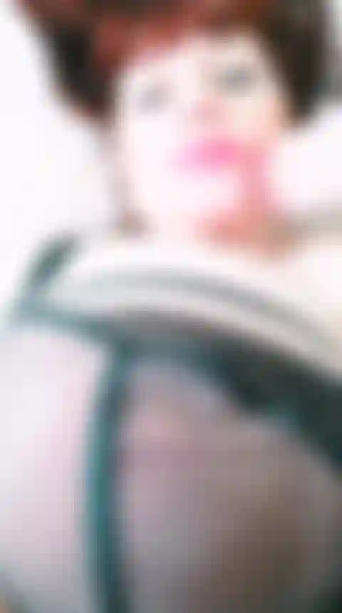 Ziehe einen neuen bh aus und verehre meine heiße brust.