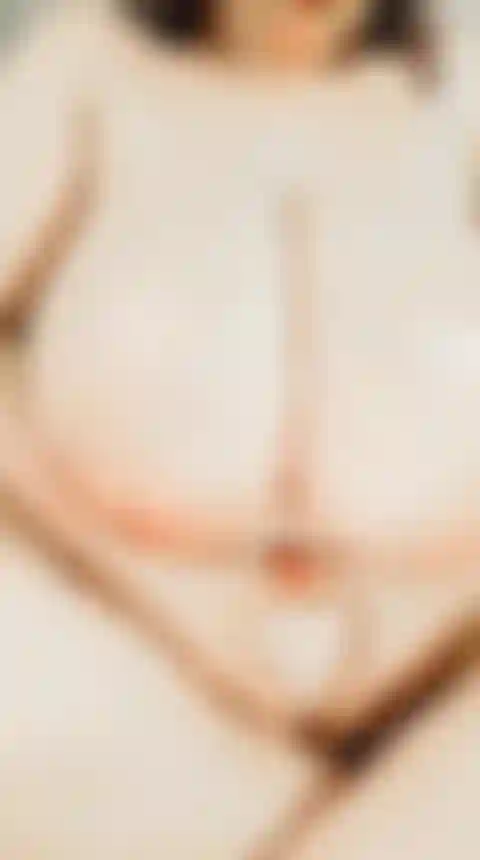 Hugetits und bigbelly, die mit großen kurven hüpfen und necken.