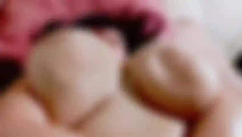 Kichere mit meinen riesigen titten hin und her.