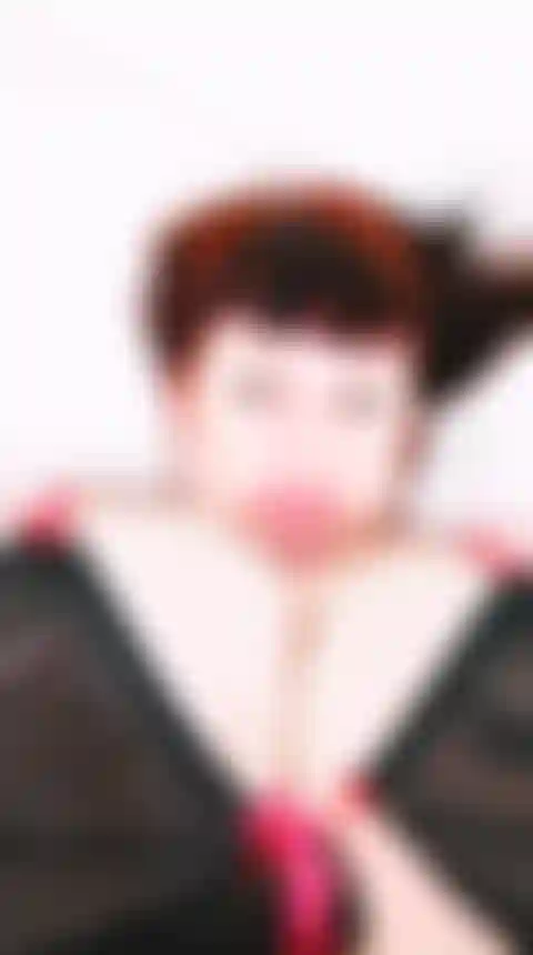 Dekolleté und heiße nippel necken und titten rausnehmen.