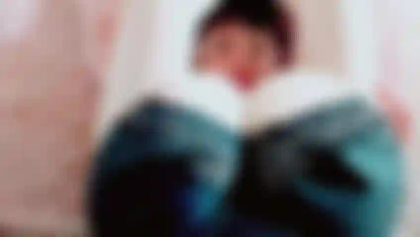 Ziehe den bh aus, lege mich auf den rücken, posiere und necke dich sinnlich.