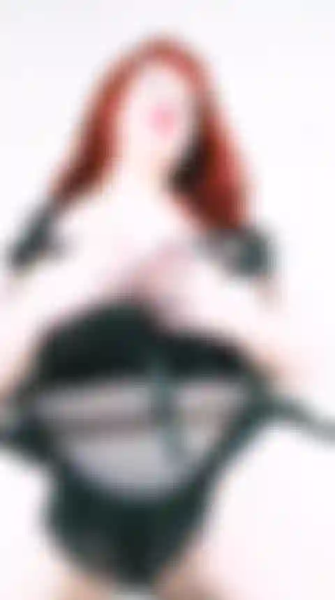 Sinnlicher striptease in schwarzen dessous, nähere sicht wie vor mir, und mehr titten und dicker bauch, enges necken und hüpfen.