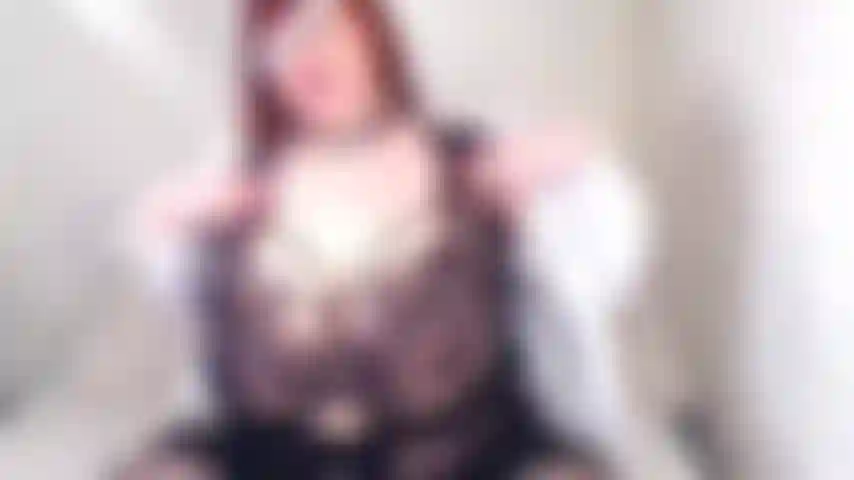 Ziehe meine weiße bluse, meinen schwarzen bh, mein schwarzes höschen aus und liege auf meinem rücken und spiele mit meiner muschi, pov. Ich will, dass du kommst.