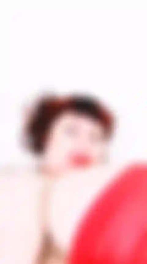 Zeige mich und entdecke, wie riesig sie meine riesigen titten sind.