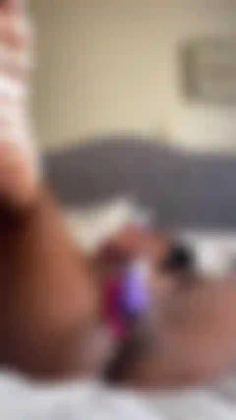 Pochende, feuchte, hübsche muschi, die für papa abspritzt.