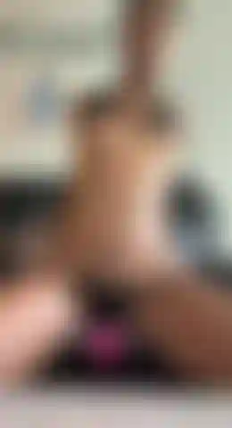 Kyla reitet ein 7-zoll-dildo-reverse-cowgirl mit frechen titten.