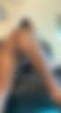 Kyla schüttelt den perfekten knackarsch im g-string.