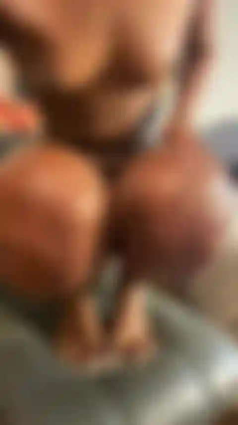 Pussy späht in netzstrümpfen mit hübschen weißen zehen.