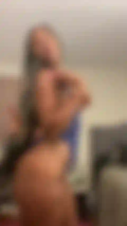 Sanduhr-striptease in blauen dessous.