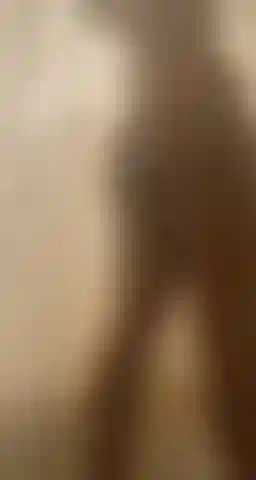 Arsch wackelnde muschi, die in dampfender dusche späht.