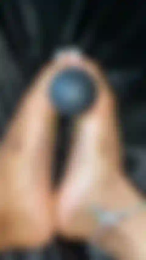 Hübsche weiße zehen spielen mit spielzeug.