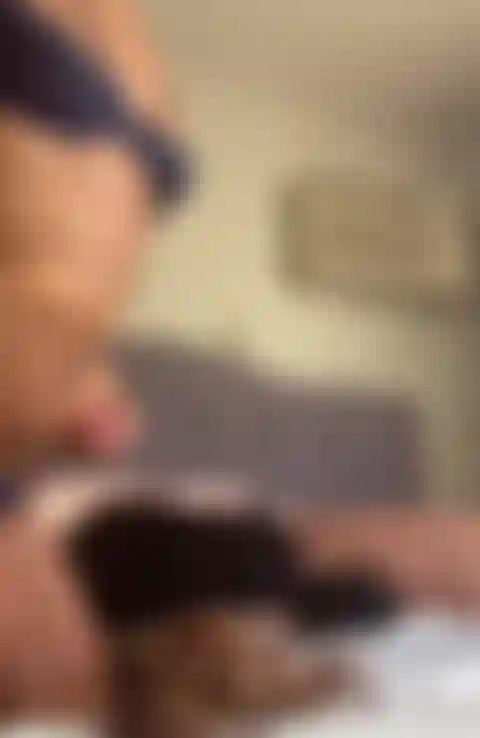 Kyla bubble butt, die ein 10-zoll-torso-spielzeug reitet.