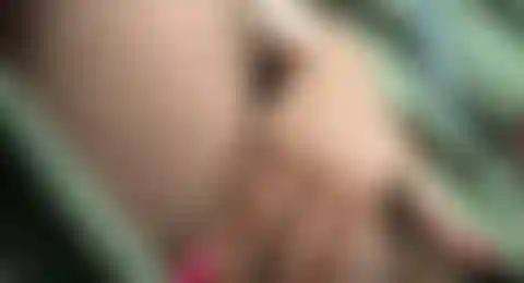 Komm und sieh mir zu, wie ich in meinem auto mit meiner muschi spiele.