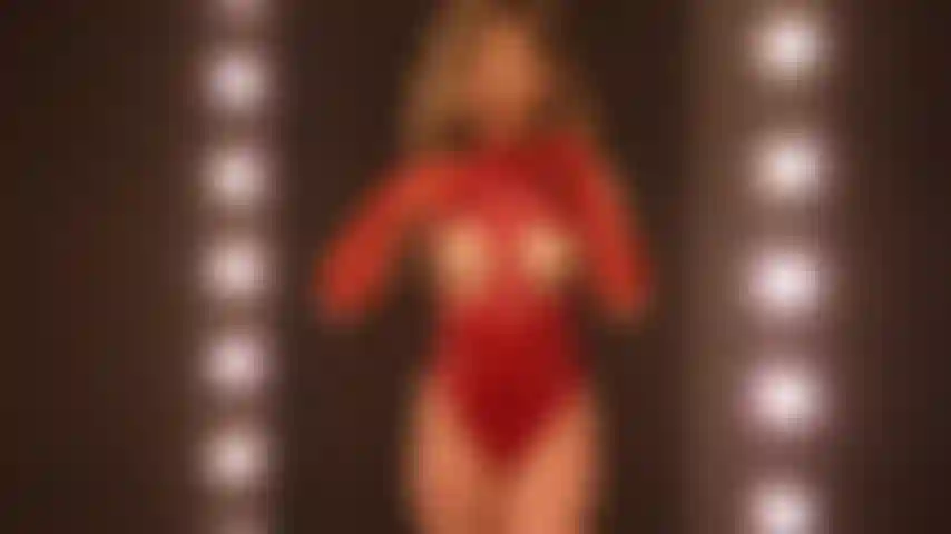 Ein showgirl mit sexy brüsten.