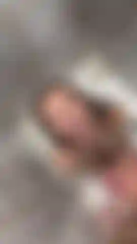 Schau ihm zu, wie er mir ins gesicht spritzt 😜.