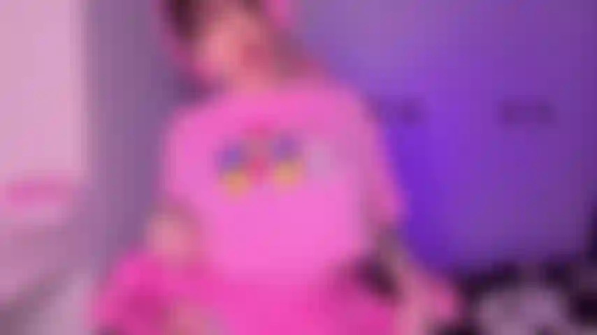 Ein geiles gamer-girl zum ficken und spritzen.