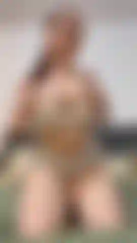 Relax, enjoy the view, and let me keep your eyes on me from start to finish. 💋Shimmering body oil, oiled tits and plenty of confidence