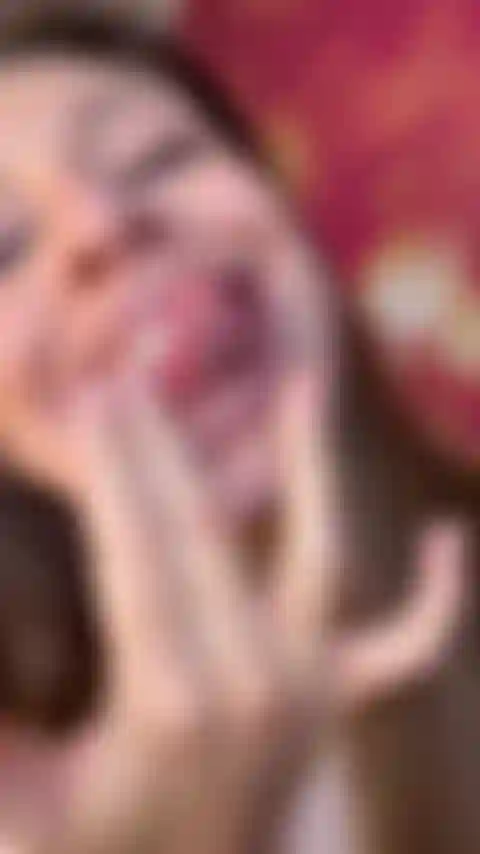 Sloopy lutscht an den fingern.