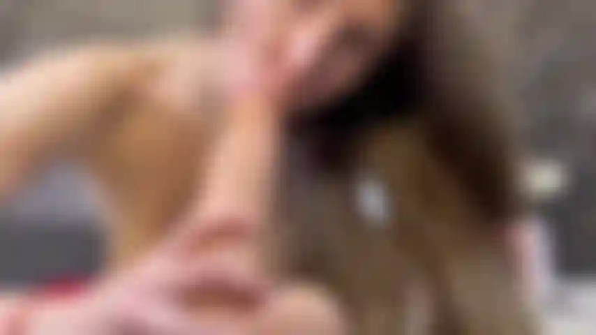 Die mit einem großen dildo viel spuckt und tief lutscht.