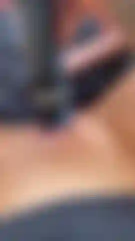 Domi wands sind pure magie.!! Setz dich und schau zu, wie ich meine hübsche muschi necke und überall spritze, während du den wand kontrollierst..