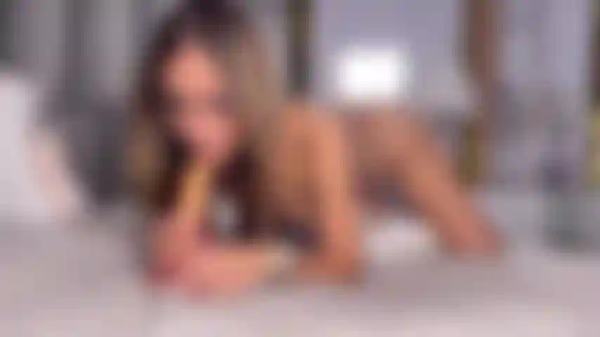 Eine blonde latina, die an ihrem riesigen dildo lutscht und hart in ihren zierlichen hals eindringt.