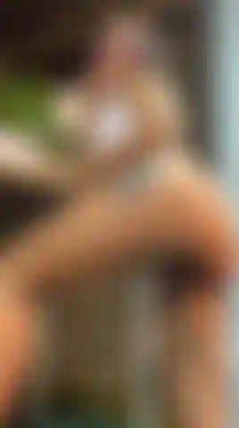 Ein ungezogenes mädchen, das sich auf den hintern schlägt.