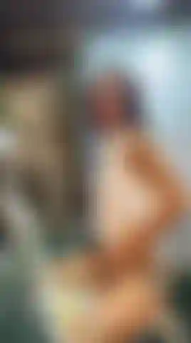 Eine sexy studentin, die heiß wird, während sie mit ihrer muschi spielt.