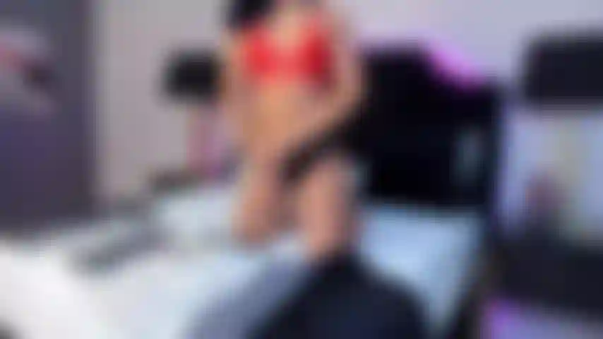Ich liebe es, deinen schwanz zu lutschen und dich richtig hart zu machen, damit du mich hart ficken kannst, wie es sein sollte; lass dich nicht von meinem unschuldigen gesicht täuschen.