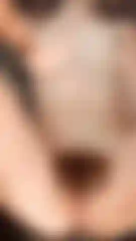 Wiesenmasturbation (behaarte blondine mit busch kommt im freien).