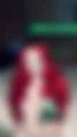 Die schurkische verführerin mit roten haaren braucht deine besondere zutat