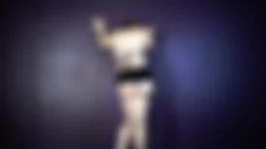 Schwarzer riemchen-body, pov, lapdance oben ohne.