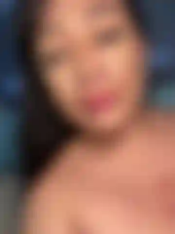 Spiele mit meiner nassen, engen muschi.