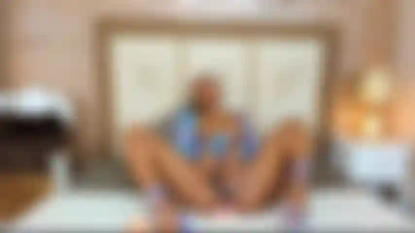 Reibe deine muschi und spiele mit einem dildo.