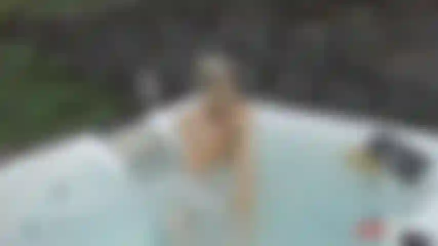 Eine durchsichtige whirlpool-schlampe aus gummi.