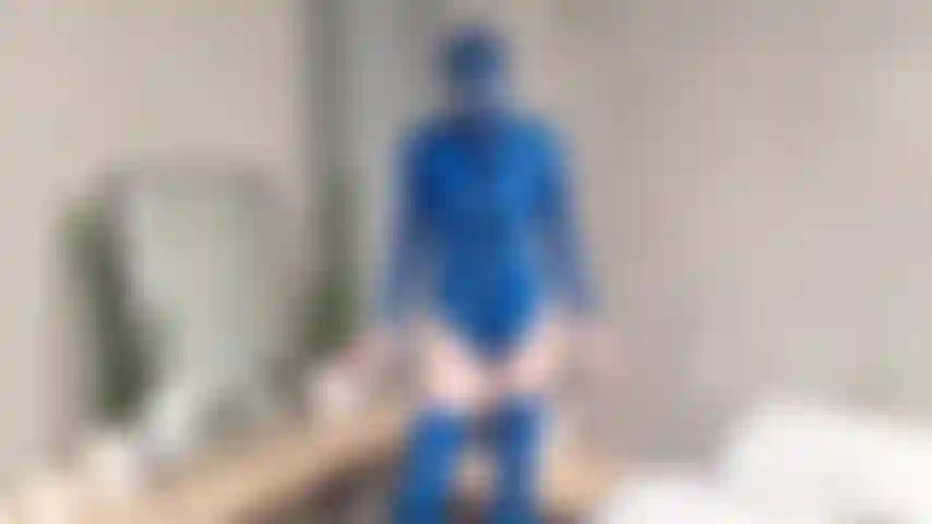 Schlüpfe aus meinem latex und ficke nackt mit den fingern im bett.