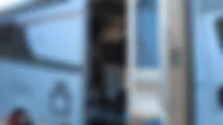 Von kopf bis fuß aus transparentem gummi.