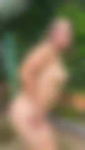 Ficke meine heiße muschi im garten.