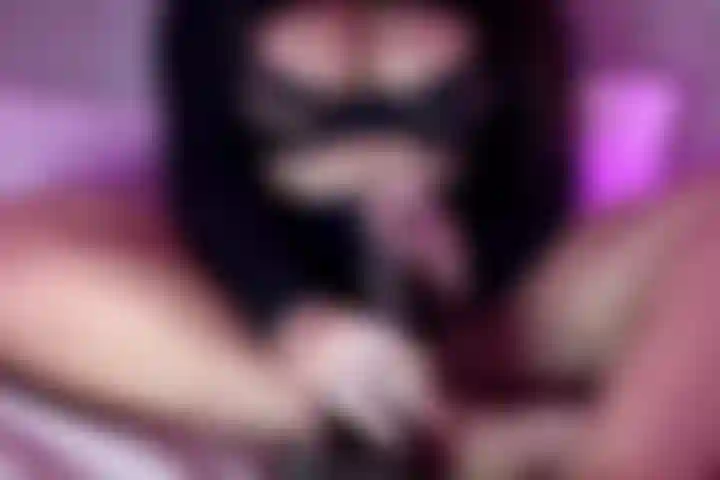 Schau mir zu, wie ich meine muschi mit meinem bbc ficke und meinen arsch fingere.