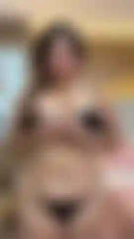 Meine kurven und meine großen titten wollen, dass ich sie zeige.