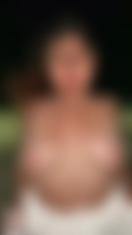 Der strand und meine nackten kurven machen uns glücklich.