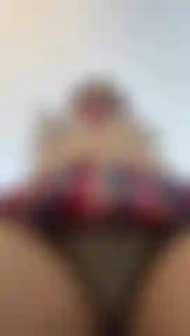 Nackt zu sein und mit meinen fingern in meiner muschi zu spielen, ist aufregend für dich.