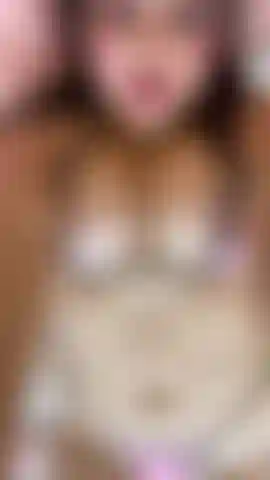 Du bist auf mir, ich ficke hart und sehe dein lustvolles gesicht, während meine titten hüpfen.