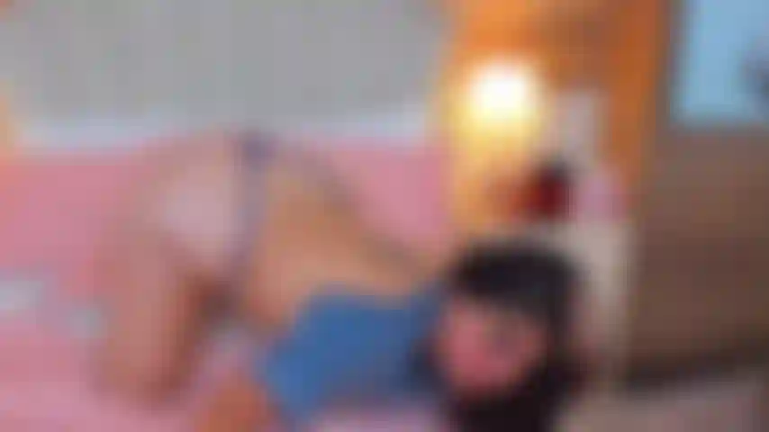 Mein hintern ist rot von deinen schlägen. Ich möchte auf dir herumspringen, während ich auf dir liege, darf ich das?