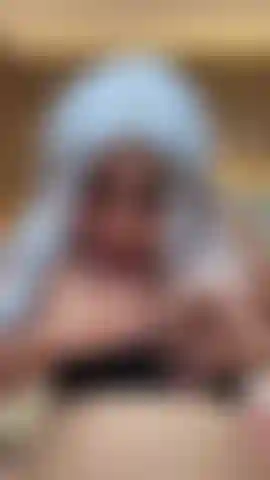 Ich wünschte, dein schwanz wäre zwischen meinen titten und würde in meinem mund fließen.