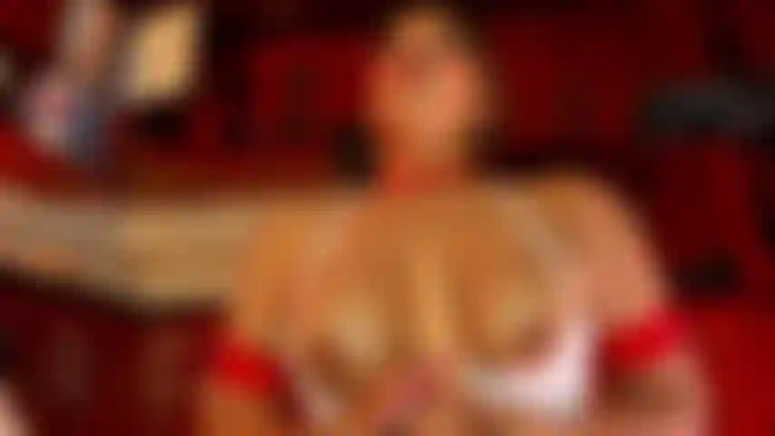 Tittenjob, gib mir dein sperma.