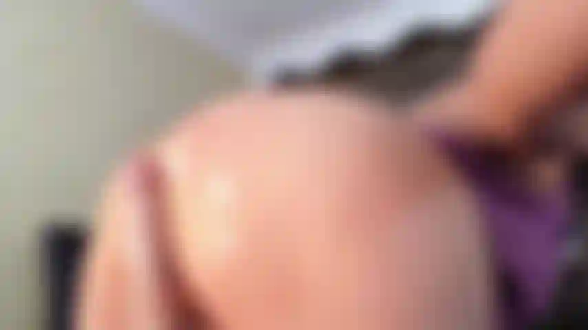 Spüren sie, wie mein arsch voller öl auf ihrem schwanz schwimmt.