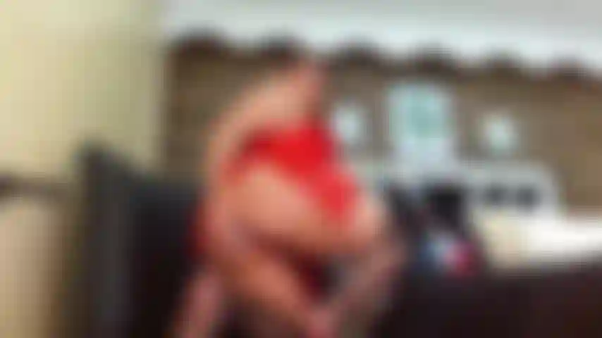 Ich bin ein verdammtes hündchen mit meinen roten dessous.